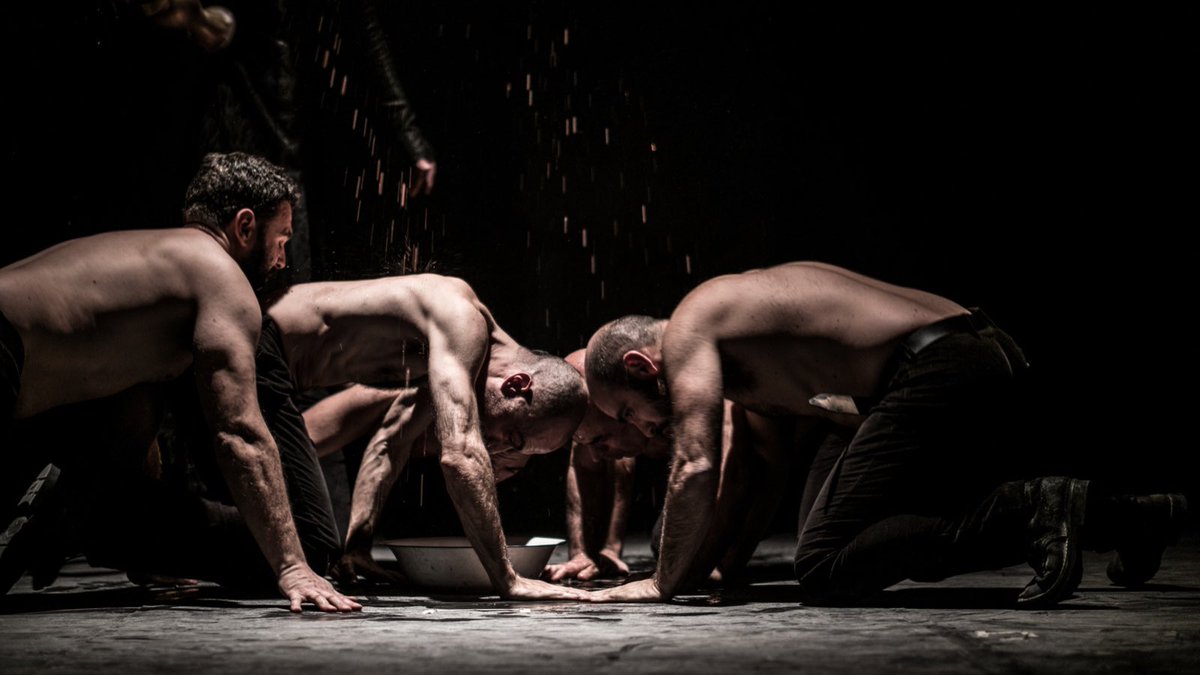 SekspirF's tweet photo. 𝗦𝘂𝗯𝗼𝘁𝗮, 𝟭𝟲. 𝗼𝗸𝘁𝗼𝗯𝗮𝗿 𝘂 𝟮𝟬.𝟬𝟬
Srpsko narodno pozorište, scena “Jovan Đorđević”, Novi Sad 

Sardegna Teatro / Compagnia Teatropersona (Italija)
𝗠𝗔𝗞𝗕𝗘𝗧
Režija: Alessandro Serra

***Očaravajuće, vizionarski i apokaliptično. Poput mita***

📸 Alessandro Serra https://t.co/o4cXY2lYU7