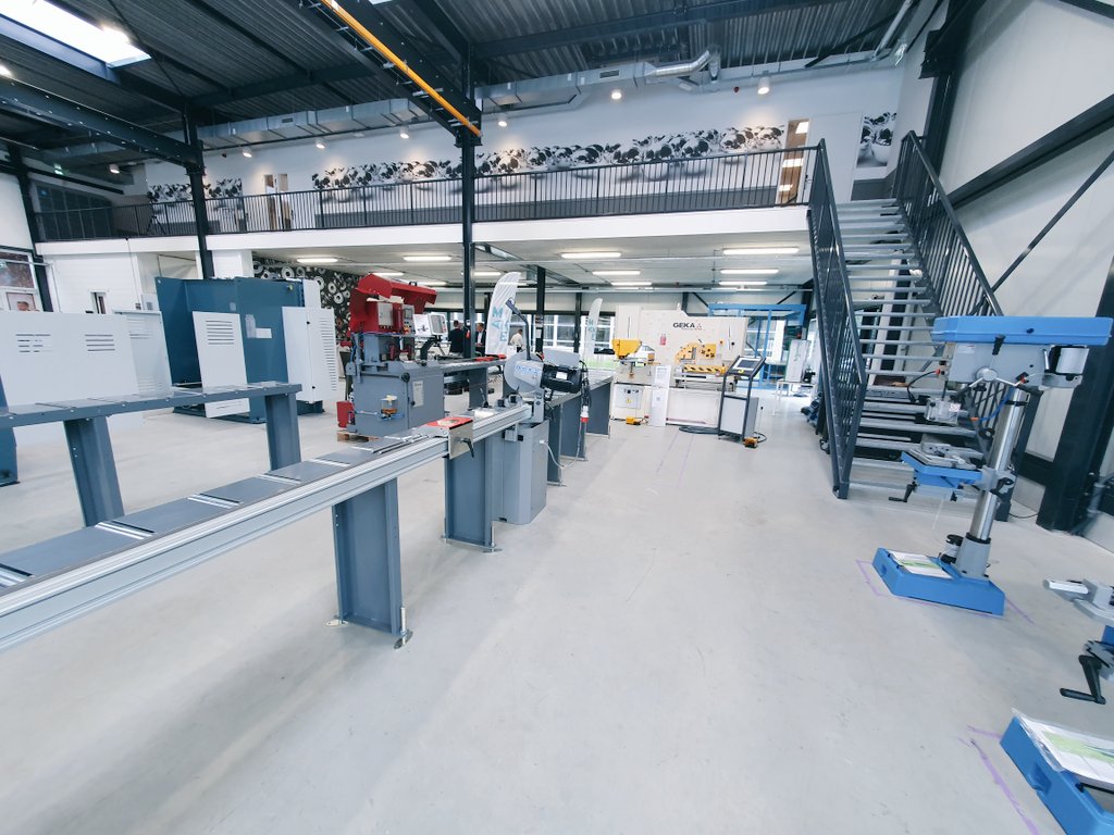 stevendewaal's tweet photo. Feestelijke opening met veel belangstellenden uit de maakindustrie rondom Utrecht van de publiek private samenwerking 'MAKE' van @ROC_MN in Nieuwegein. Enige manier om onderwijs praktisch en tegelijk voldoende innovatief te houden. https://t.co/HM181bjNsD