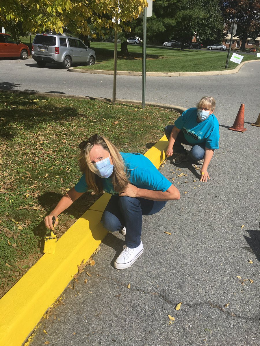 UnitedWayGLV's tweet photo. #StLukesProud 💙 @mystlukes volunteers taking part in #DOC2021 at @BethlehemAreaSD’s @MarvineBASD 🌎 #DayOfCaring #LIVEUNITED @Crayola @capbluecross @amazon @DiscoverCarbonC https://t.co/WA0TuoBjmW