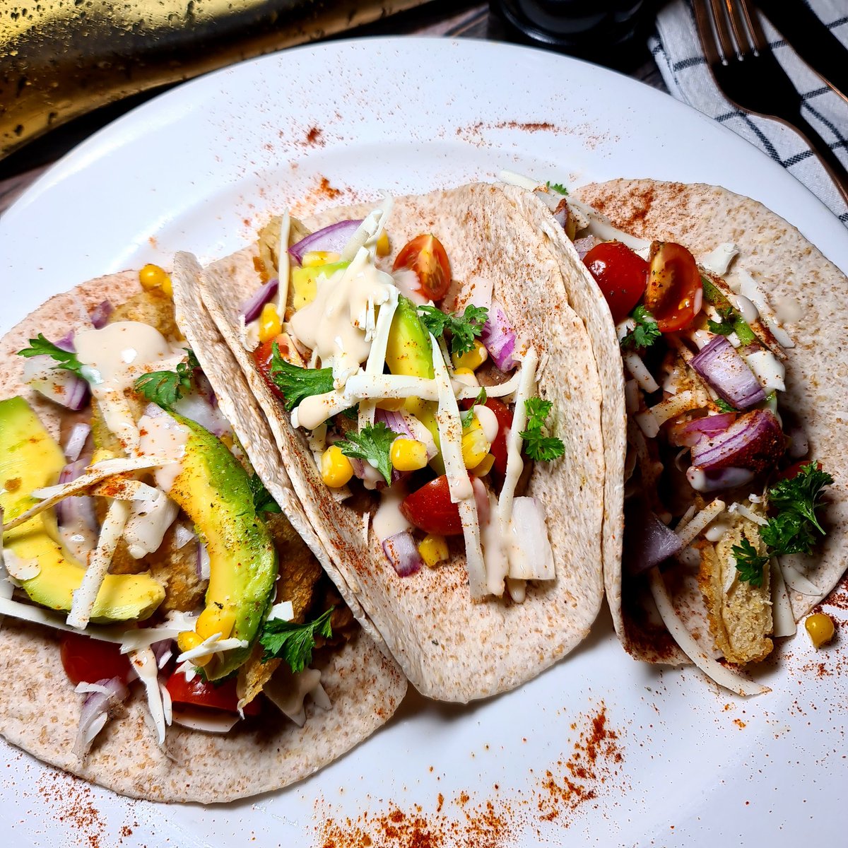 Aaronvegan's tweet photo. #vegab Cripsy 'Chicken' Tacos 🌮.
Mini white & wheat wraps filled with refried beans, sweetcorn, baby tomatoes, red onion, parsley, avocado, slices of breaded 'chicken' burgers & grated blue cheese.
Drizzled with tahini sauce, black pepper & smoked paprika.
#vegantacos https://t.co/Cqk10V0uUq
