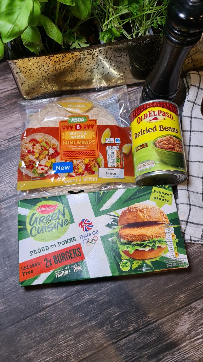 Aaronvegan's tweet photo. #vegab Cripsy 'Chicken' Tacos 🌮.
Mini white & wheat wraps filled with refried beans, sweetcorn, baby tomatoes, red onion, parsley, avocado, slices of breaded 'chicken' burgers & grated blue cheese.
Drizzled with tahini sauce, black pepper & smoked paprika.
#vegantacos https://t.co/Cqk10V0uUq