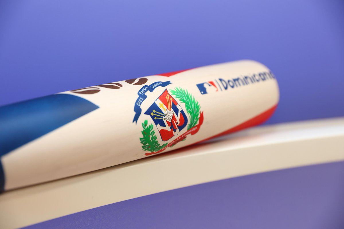 MLBDominicana's tweet photo. ¡GIVEAWAY!
1 fanático puede ganar este bate. 😲🇩🇴
Para participar:
Dale Retweet.
Comenta quién es tu jugador favorito.
#MLBDominicana #SomosMLB #HispanicHeritageMonth https://t.co/cQ3GNg4P62