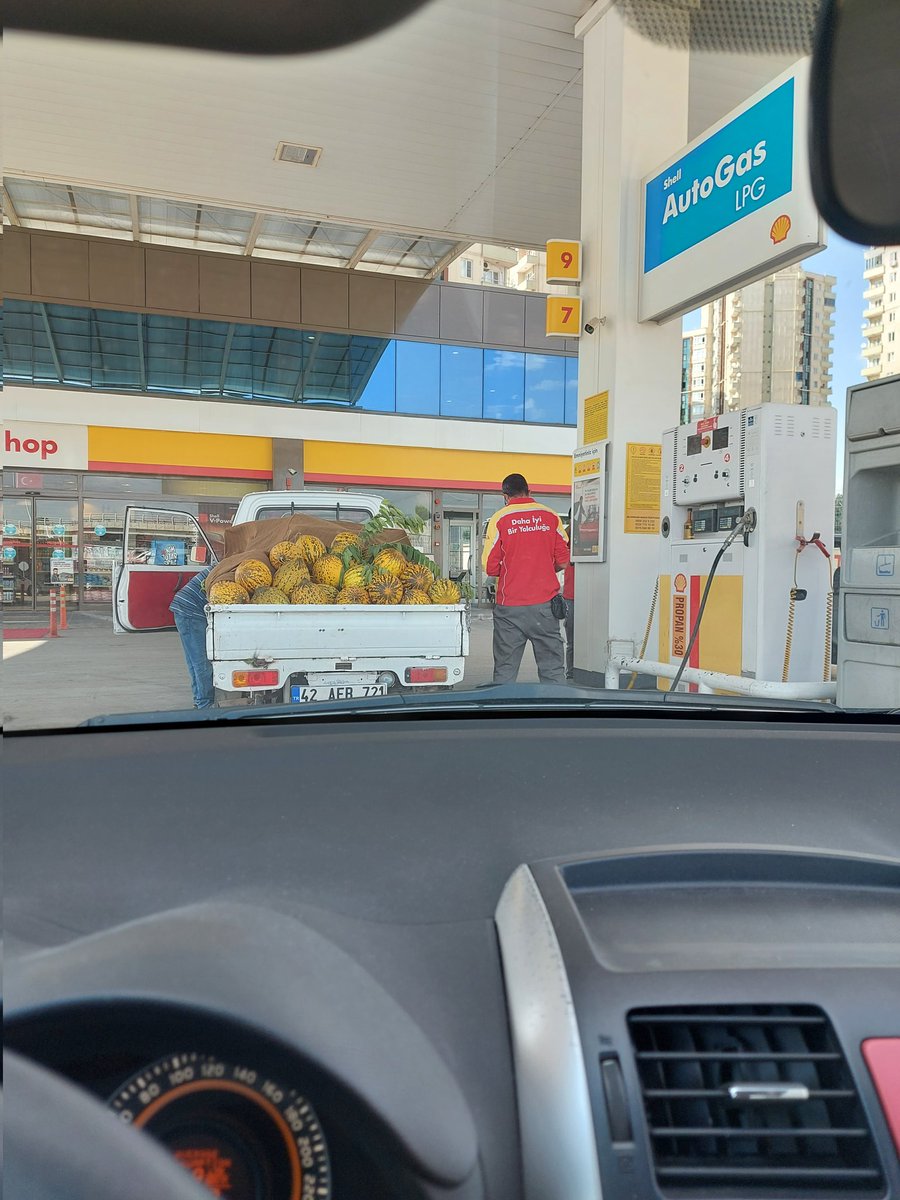 Petrolde kavunla sıraya girmek herkese nasip olmaz a dostlar🤭😅😅