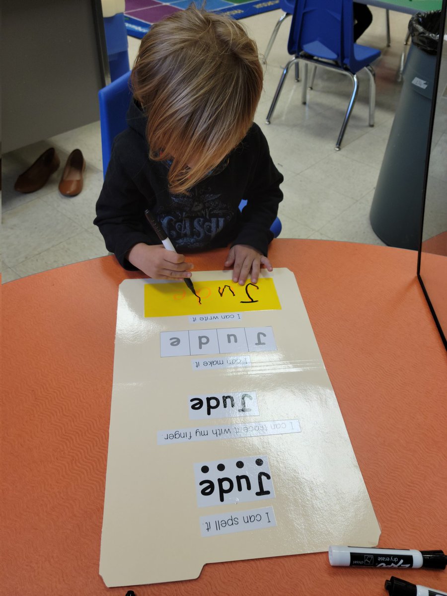 ChristineOTES's tweet photo. Practicing name recognition, matching, and writing in small group. @Mrs_Garofalo https://t.co/RgFaPDuFKa