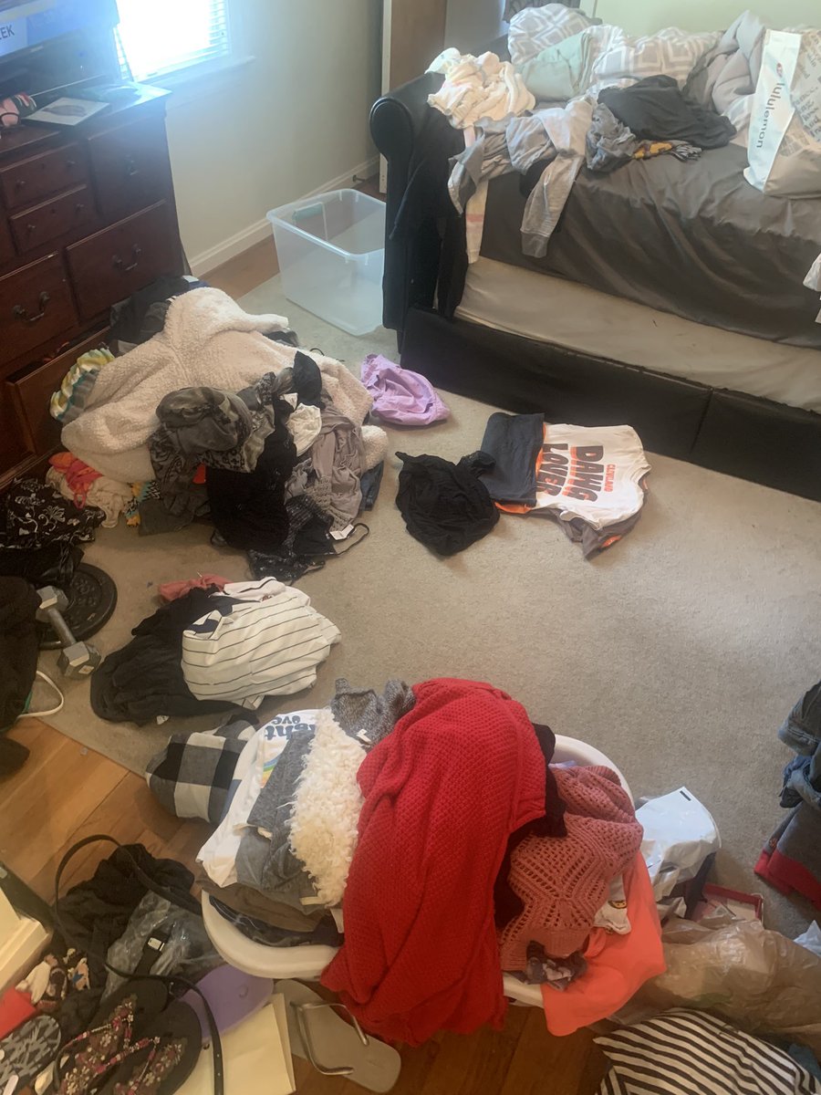 lanamarie27's tweet image. Before and after. Today was “clean out the closets” day. I now have 3 giant bags of clothes to donate. ^disclaimer^ no Browns or Indians clothes were harmed during this cleaning spree. 🙌🏻#cleanitout #roomfornewstuff