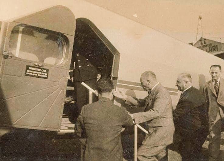 Atatürk'ün yerli yolcu uçağımıza  binişi. 
Atatürk'ün ve ürettiğimiz gerçek uçağın resimlerini bile ancak 84 yıl sonra görebiliyoruz. İlk uçağın resimleri böyleyken, şimdi sanki önceden hiç bir şey yoktu diye konuşmalar çok saçma gelmiyor mu?..