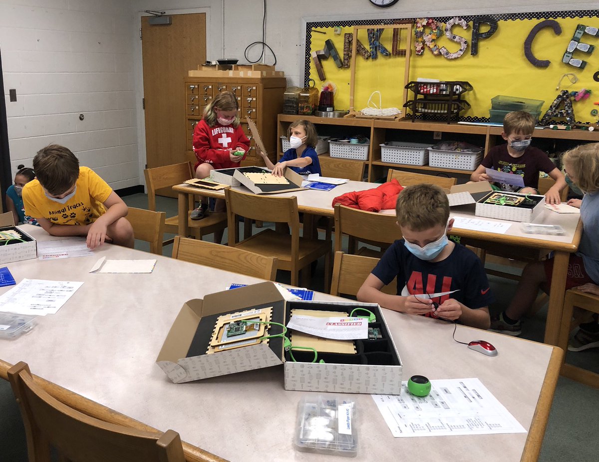 LeedselemT's tweet photo. @ReneeBachma ‘s class is building their first computer with @StartWithPiper  in Leeds’ BiblioTech.  The mission begins, now! @techmolly @john_provost @NPSDistrict https://t.co/Ec5T1HoKpR