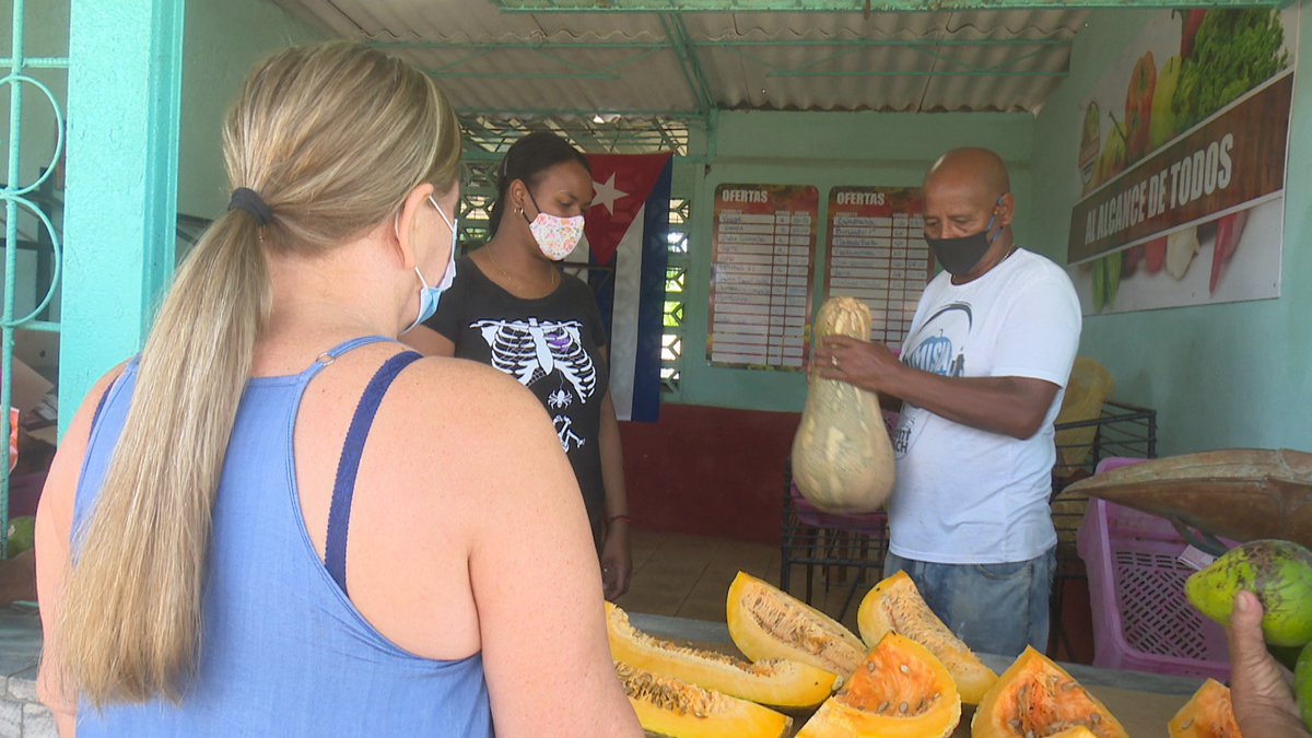 PerlavisionTV's tweet photo. Encuesta para programa económico En Línea #Perlavision confirma satisfacción de cienfuegueros por aplicación de nuevas medidas para dinamizar la agricultura En #Cienfuegos formas productivas abastecen placitas y mantienen una oferta estable #PonleCorazon https://t.co/AHpzvxM6RG