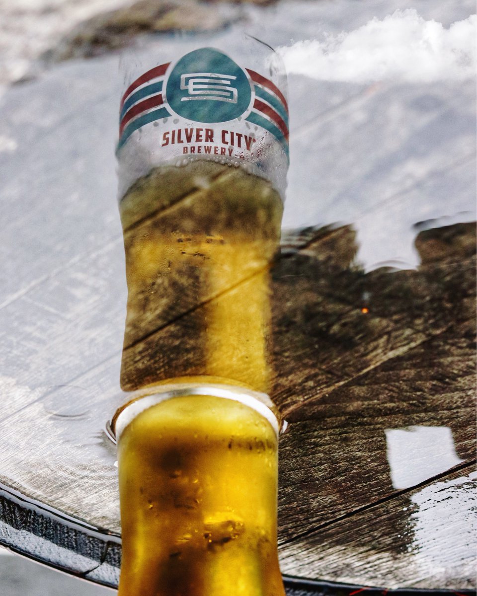 🍻 Rainy days and Craft Beer. That pretty much sums up the #pnw Grab a pint of your favorite beer and embrace the pour 💧 #pnwrain #pnwbeer #coldone #wabl #silvercitybrewery #wabeer #beerforall #lagerlife #brewerylife