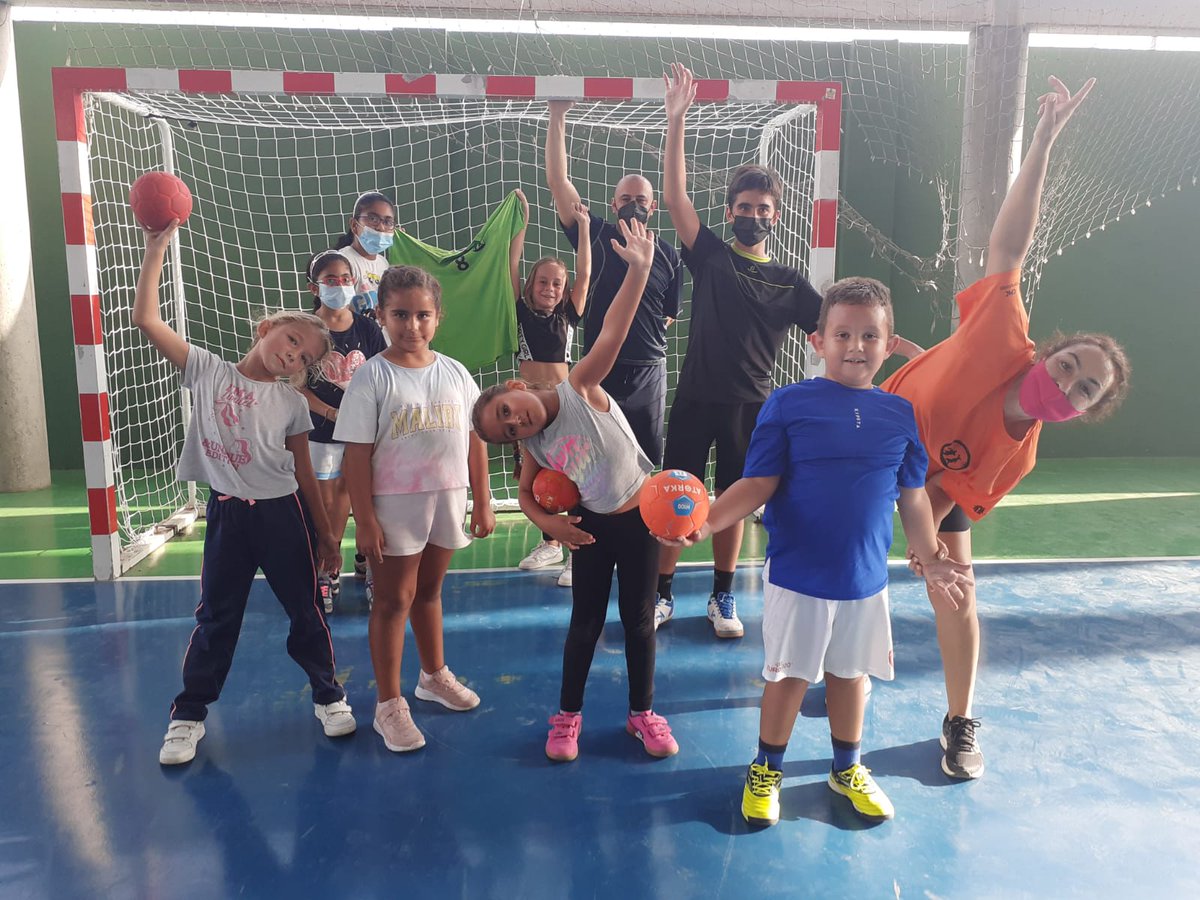 AdejeCbm's tweet photo. Cada semana se van animando mas peques a disfrutar de nuestro deporte. Lo importante es que les gusta, se divierten, hacen ejercicio y quieren seguir viniendo. 😎😎😎 #pasitoapasito #minibalonmano #Balonmano #cmc_impresiones https://t.co/QS2E9LuIjD