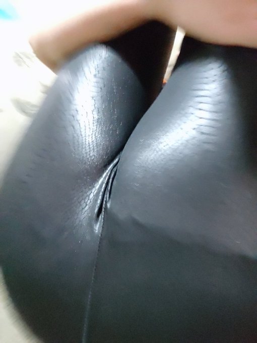 POV: You're about to be squashed by my butt 😏  What your reaction(?  Retweet if you wanna get more butt<a href="/tag/newprofilepic"class="tags"><span>#newprofilepic</span></a>