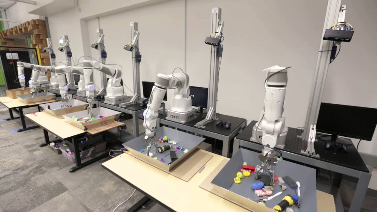 RyanBellGuide's tweet photo. "Silicon Valley #supergeek" (actual former chief business officer for #GoogleX), found the #robot arm that picked up the ball "Scary", it's what @Google was training them to do! Mo Gawdat @MGawdat has a "Technology is putting our humanity at risk", book of course. #ScaredYet? https://t.co/Bno2TeGBSE