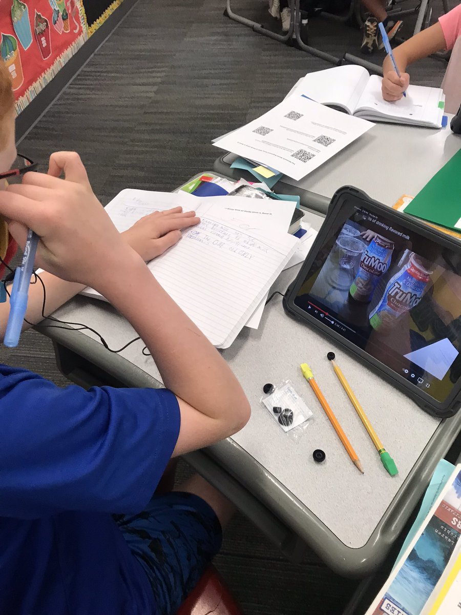 rachelteachkc's tweet photo. Fifth graders are learning how to take notes by paraphrasing what they learn from a #digitaltext. #TheGreatChocolateMilkDebate @MPTimberwolves #Big3 #opsmomentsthatmatter https://t.co/h0qa4fyeXi