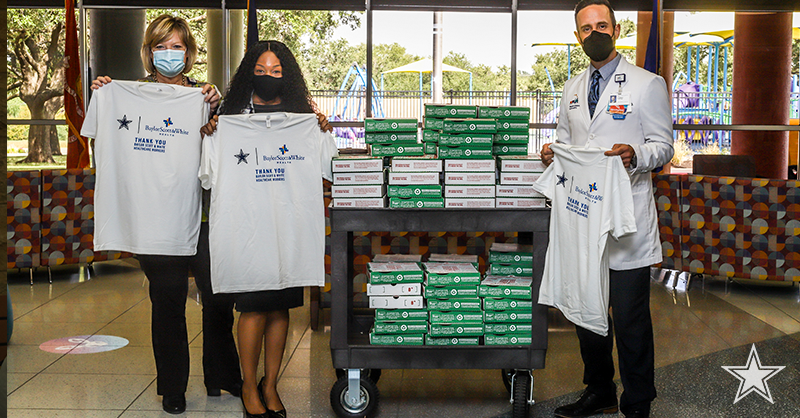 dallascowboys's tweet photo. Thank you to @ntxford, @PapaJohns & @tiffstreats for sending #LoveToTheFrontline for @bswhealth #healthcareheroes, and to @CharlesHaleyHoF for stopping by to help celebrate our #MNF victory! π
#DallasCowboys | #FootballisFamily https://t.co/UCQ9WbRlW3