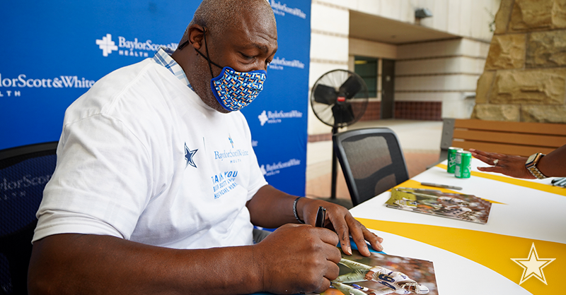 dallascowboys's tweet photo. Thank you to @ntxford, @PapaJohns & @tiffstreats for sending #LoveToTheFrontline for @bswhealth #healthcareheroes, and to @CharlesHaleyHoF for stopping by to help celebrate our #MNF victory! π
#DallasCowboys | #FootballisFamily https://t.co/UCQ9WbRlW3