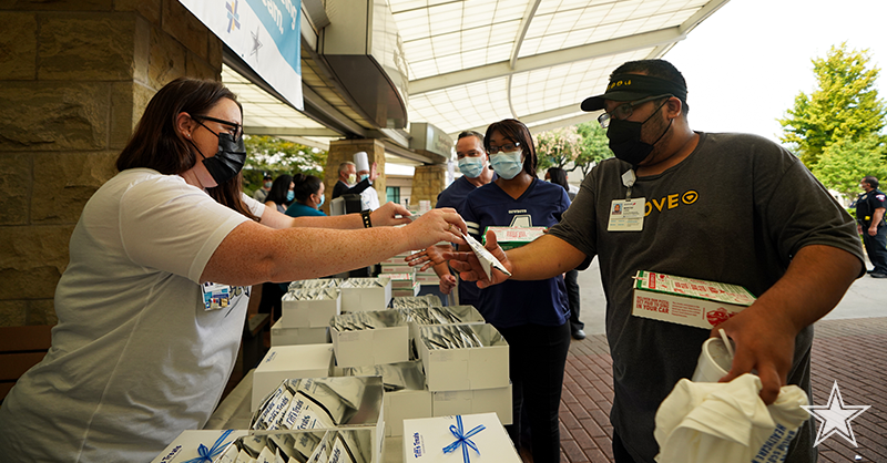 dallascowboys's tweet photo. Thank you to @ntxford, @PapaJohns & @tiffstreats for sending #LoveToTheFrontline for @bswhealth #healthcareheroes, and to @CharlesHaleyHoF for stopping by to help celebrate our #MNF victory! π
#DallasCowboys | #FootballisFamily https://t.co/UCQ9WbRlW3