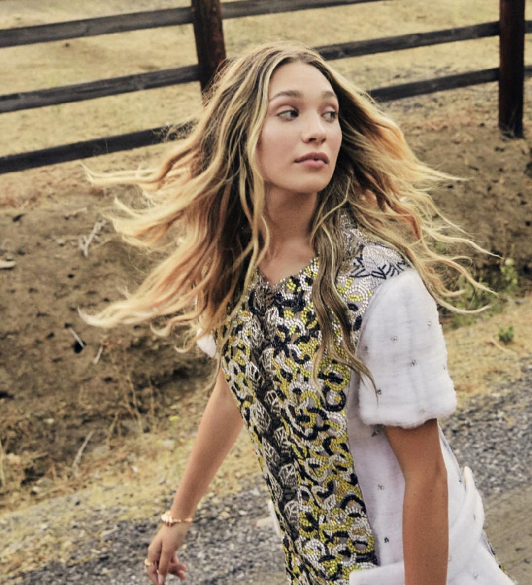 TeamMaddieMx_'s tweet photo. claytonhawkins: Birthday girl @maddieziegler x
Harper’s Bazaar 🌺 

#hairbyclay using @hiddencrownhair and @tangleteezerus 

#aframeagency #maddieziegler #harpersbazaar #claytonhawkins #hiddencrownhair #horsegirl #westsidestory #tangleteezer https://t.co/fEenm2DQOW