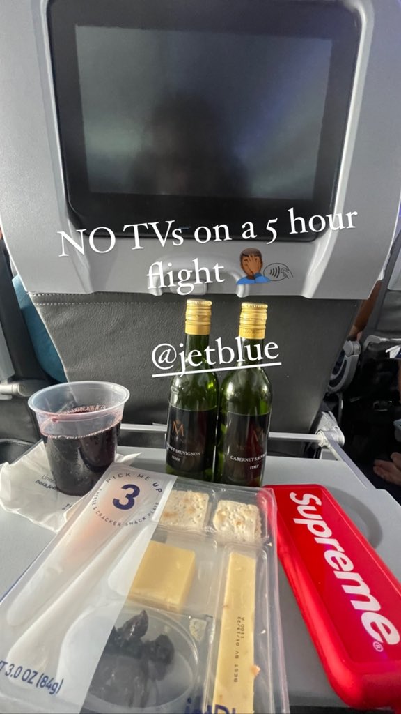 No TVs on a 5 Hour flight to LA 🤦🏾‍♂️ <a href="/JetBlue/">JetBlue</a>