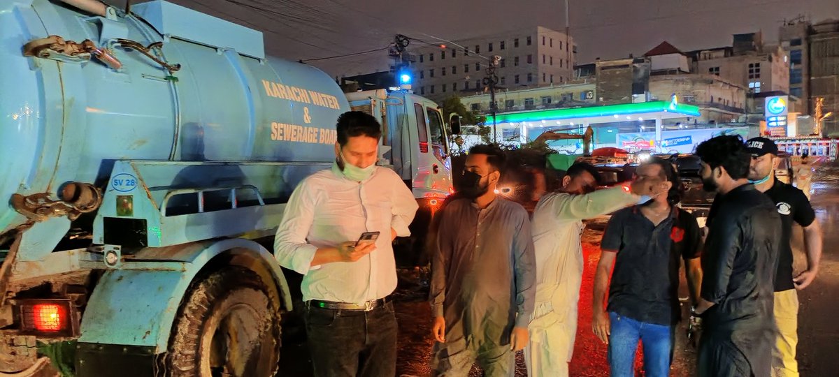 UsamaAwanPSF's tweet image. Visited different areas of #DistrictKorangi with #Administation &amp;amp; @SMoazzamQureshi.Entire municipal staff is on the roads trying their best to attend the situation.
@BBhuttoZardari @murtazawahab1 @TalpurTaimur @ChacharFayaz 

#karachiworks