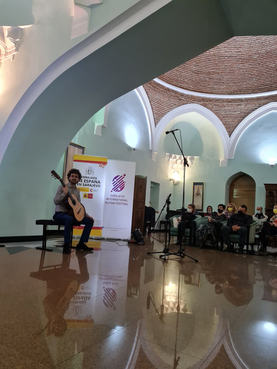 spaininbih's tweet photo. Gracias al #sarajevo international guitar festival y a Álvaro Toscano 👏👏👏🎶🎵
@EuroStrings #sigf.bh #guitar #classicguitar @AECID_es @MAECgob https://t.co/VBfTQC9qBW