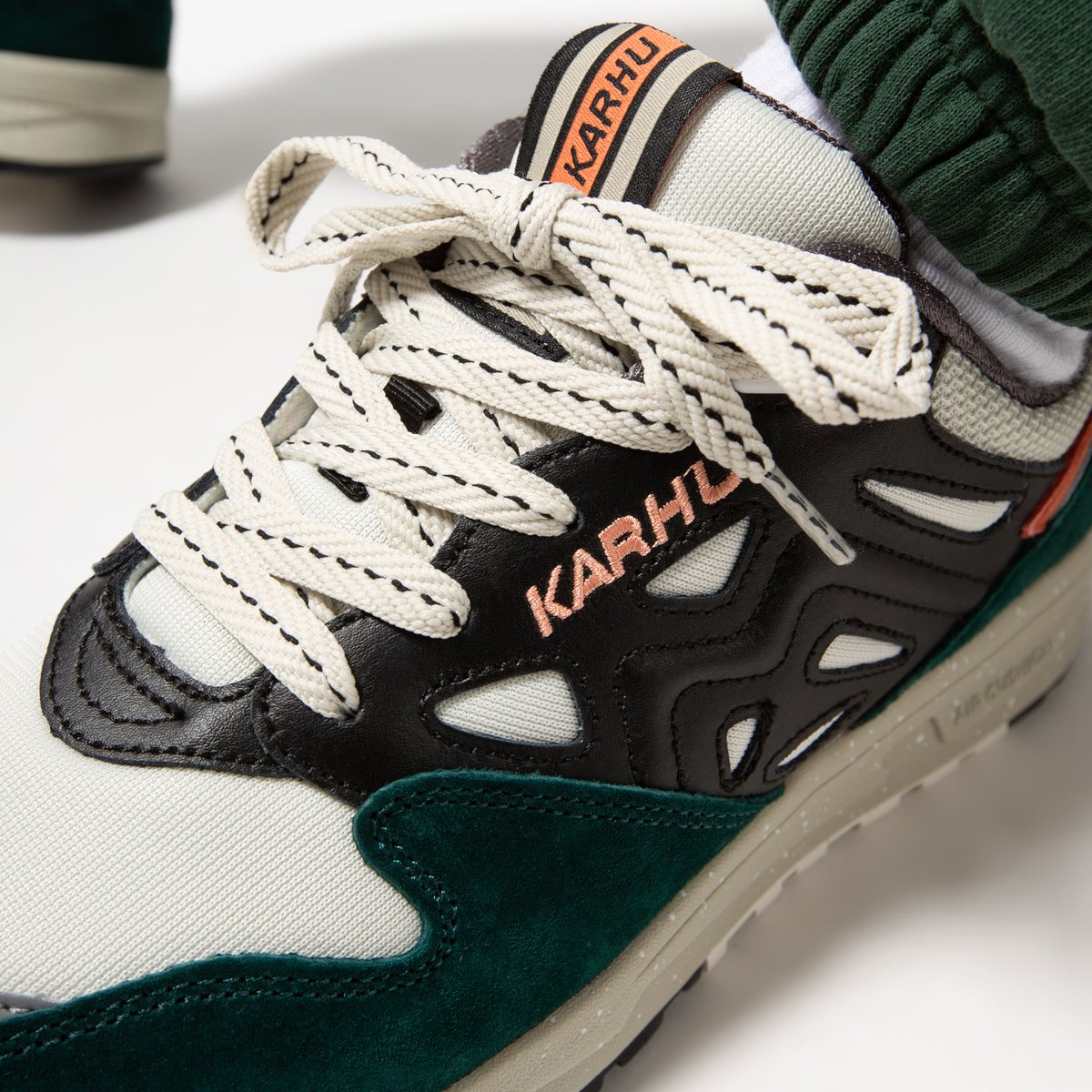 titoloshop's tweet photo. coming soon ● The Karhu Legacy 96 *Dawn Blue/Lily White* inspired by the casual sportswear character of college apparel is dropping TONIGHT online 0.00AM CEST
2 hours to go 📲 https://t.co/StzDaomOb7
US 7.5 (40.5) - US 11.5 (46)
🔎 F806025
#karhu
#legacy96 https://t.co/Iiv3ydAfza