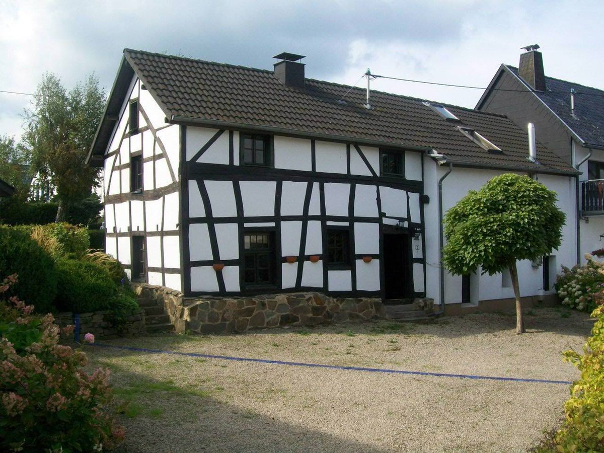 Authentiek Eifelhuis in Germany

musjroom.com/room/hellentha… #travel #germany #airbnb #booking #accommodation #holiday #stays #explore