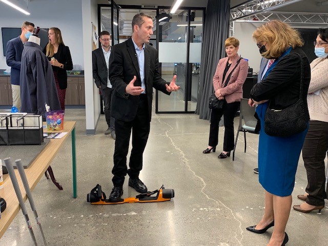 US_EDA's tweet image. 3/3 @AutomationAlley, with partners @CentrepolisXLR8 and @LeanRocketLab, will leverage a $1.3M #BuildToScale grant to expand its Michigan Industry 4.0 Accelerator to support startups developing technologies to digitize manufacturing and help manufacturers in adopting the tech
