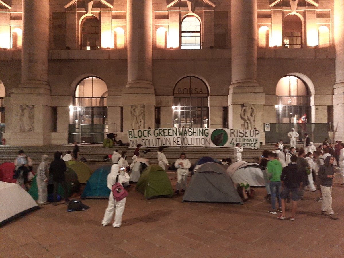global_project's tweet image. Dal #ClimateCamp di #Milano ancora azioni, quella dei blocchi alla #Precop di sta mattina è stata solo la prima, ora diversə attivistə si stanno accampano in p.zza Affari e rimaranno qui la notte per rimarcare il ruolo della finanza nella crisi climatica #fightforclimatejustice