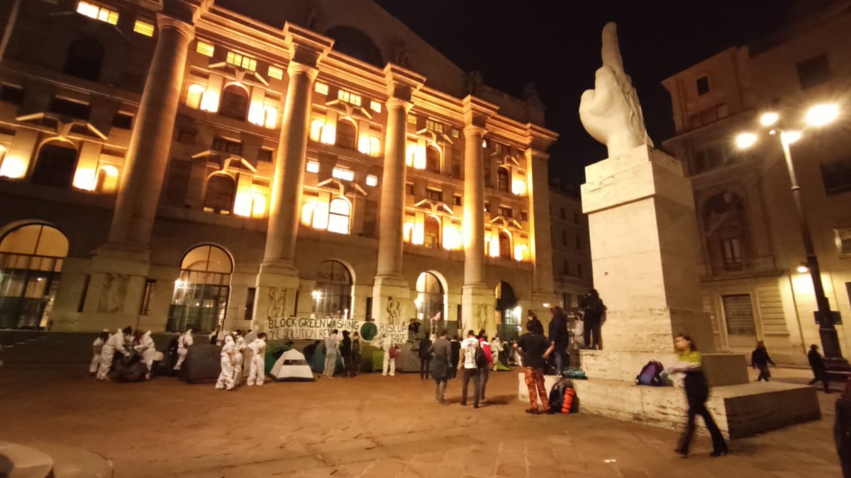 global_project's tweet image. Dal #ClimateCamp di #Milano ancora azioni, quella dei blocchi alla #Precop di sta mattina è stata solo la prima, ora diversə attivistə si stanno accampano in p.zza Affari e rimaranno qui la notte per rimarcare il ruolo della finanza nella crisi climatica #fightforclimatejustice