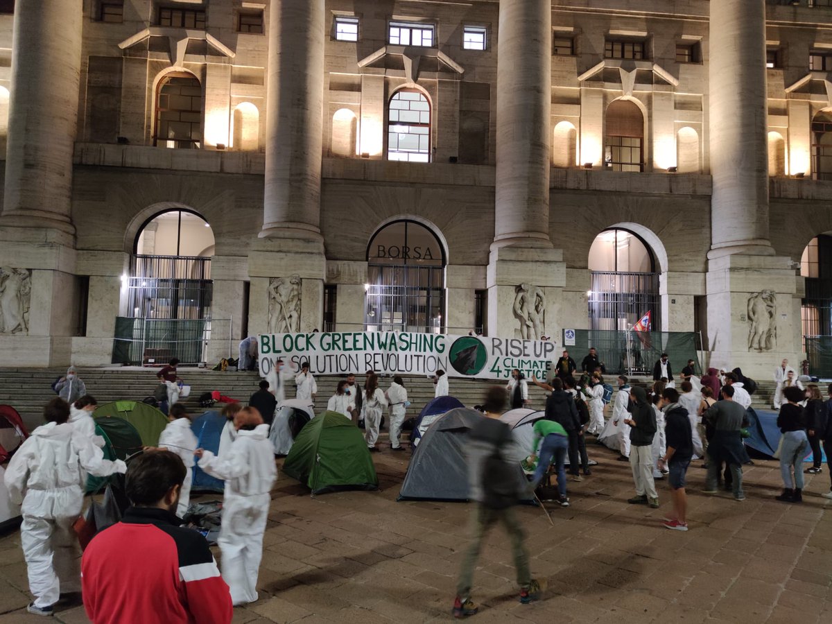 global_project's tweet image. Dal #ClimateCamp di #Milano ancora azioni, quella dei blocchi alla #Precop di sta mattina è stata solo la prima, ora diversə attivistə si stanno accampano in p.zza Affari e rimaranno qui la notte per rimarcare il ruolo della finanza nella crisi climatica #fightforclimatejustice
