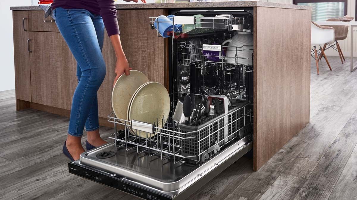 PCRichardandSon's tweet photo. Count on the latest KitchenAid dishwasher for keeping up with everything you cook! Featuring a FreeFlex™ Third Rack, a ProWash™ Cycle and an advanced clean water wash system for every load. #PCRatHome #kitchenaid https://t.co/mTjMFFjr3d https://t.co/e3PCjcrNTh