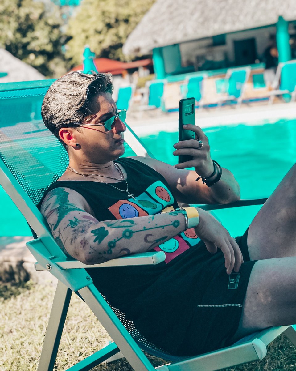 alan_m_oficial's tweet photo. 𝗖𝗔𝗗𝗔 𝗣𝗘𝗥𝗦𝗢𝗡𝗔 𝗘𝗦 𝗘𝗟 𝗥𝗘𝗙𝗟𝗘𝗝𝗢 𝗗𝗘 𝗟𝗔 𝗠𝗨𝗦𝗜𝗖𝗔 𝗤𝗨𝗘 𝗘𝗦𝗖𝗨𝗖𝗛𝗔 
  𝗝𝗼𝗵𝗻 𝗟𝗲𝗻𝗻𝗼𝗻 https://t.co/XO68XKqkc9