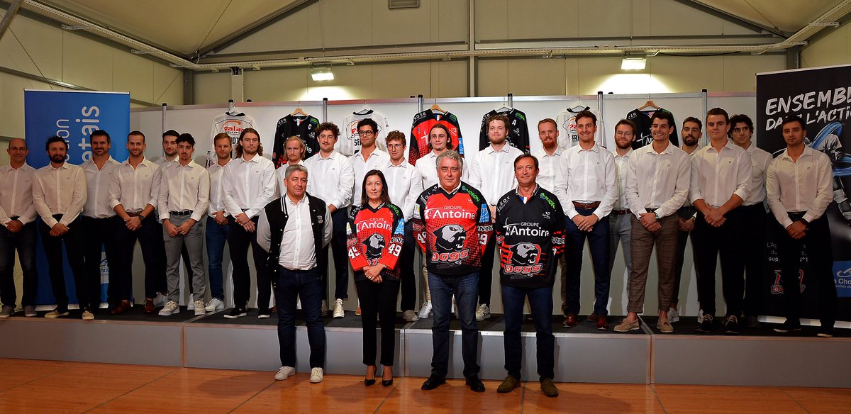 Présentation officielle de l’équipe des <a href="/DogsCholet/">DOGS de Cholet Officiel</a> pour la saison 2021/2022 dans le nouvel espace « partenaires ». L’Agglomération soutient bien entendu ce club de sport de haut niveau #choletais! Très bonne saison et faites-nous vibrer dans la patinoire de <a href="/Glisseo/">GlisséO</a> ! #Cholet