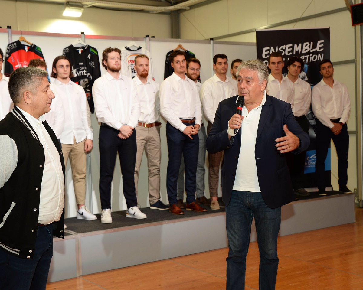 GBOURDOULEIX's tweet image. Présentation officielle de l’équipe des @DogsCholet pour la saison 2021/2022 dans le nouvel espace « partenaires ». L’Agglomération soutient bien entendu ce club de sport de haut niveau #choletais! Très bonne saison et faites-nous vibrer dans la patinoire de @Glisseo ! #Cholet