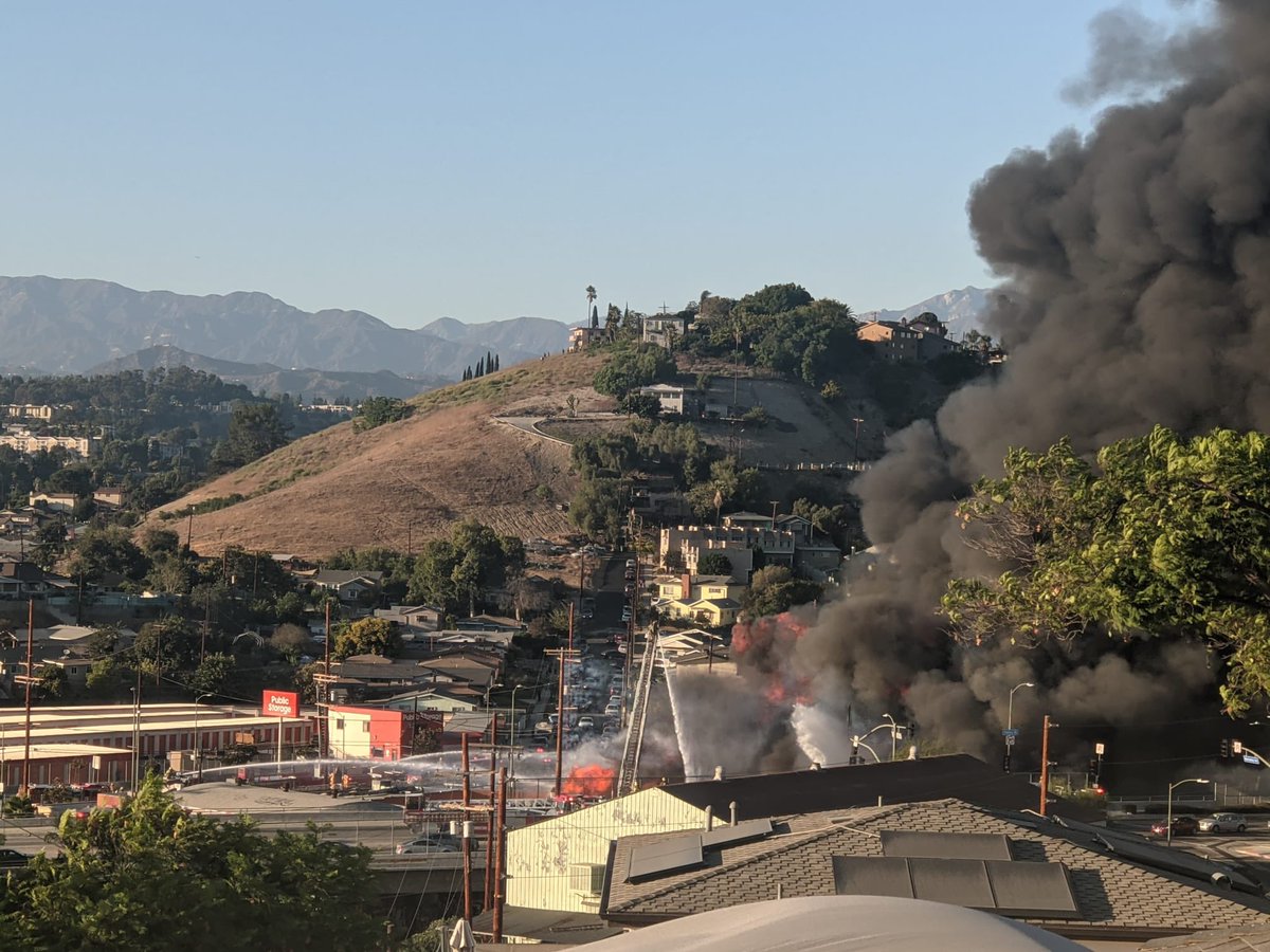 NewsJuan's tweet photo. More from the Alhambra Fire in El Sereno as seen from nearby University Hills. #CBSLA #AlhambraFire https://t.co/va2a6ocGIC