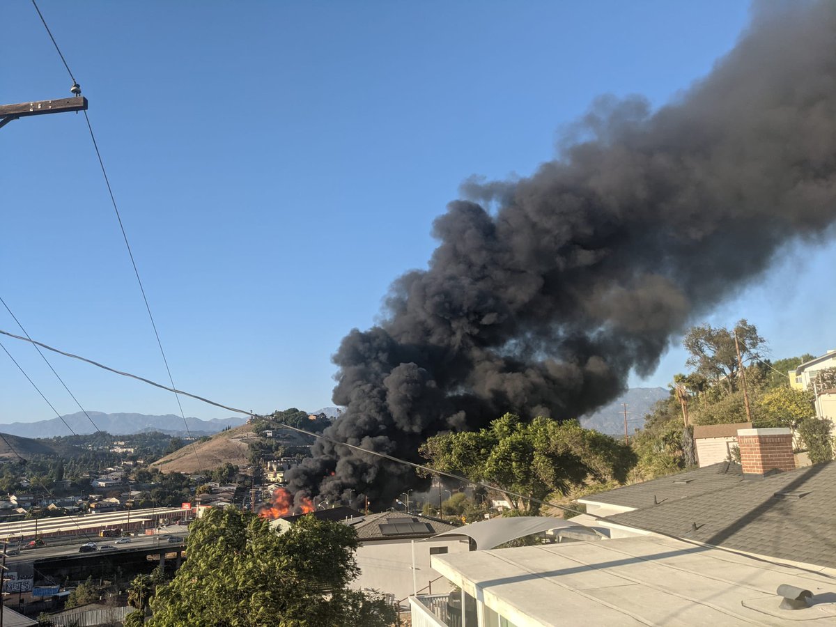 NewsJuan's tweet photo. More from the Alhambra Fire in El Sereno as seen from nearby University Hills. #CBSLA #AlhambraFire https://t.co/va2a6ocGIC