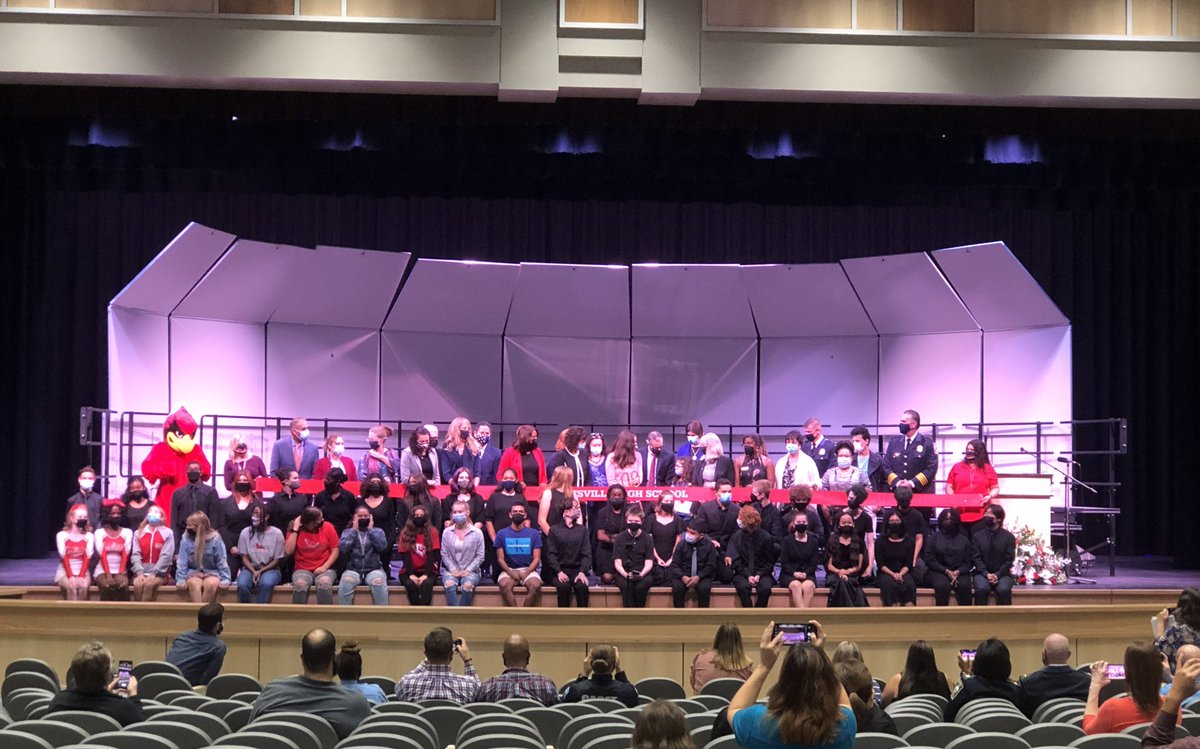 gvhschoirs's tweet photo. What a thrilling day! Joining all of our singers together, enjoying a mini choir retreat, and performing live for the 1st time together was exhilarating! #ourtimetofly #soproud @GainesvilleHS https://t.co/VwElzgmghy