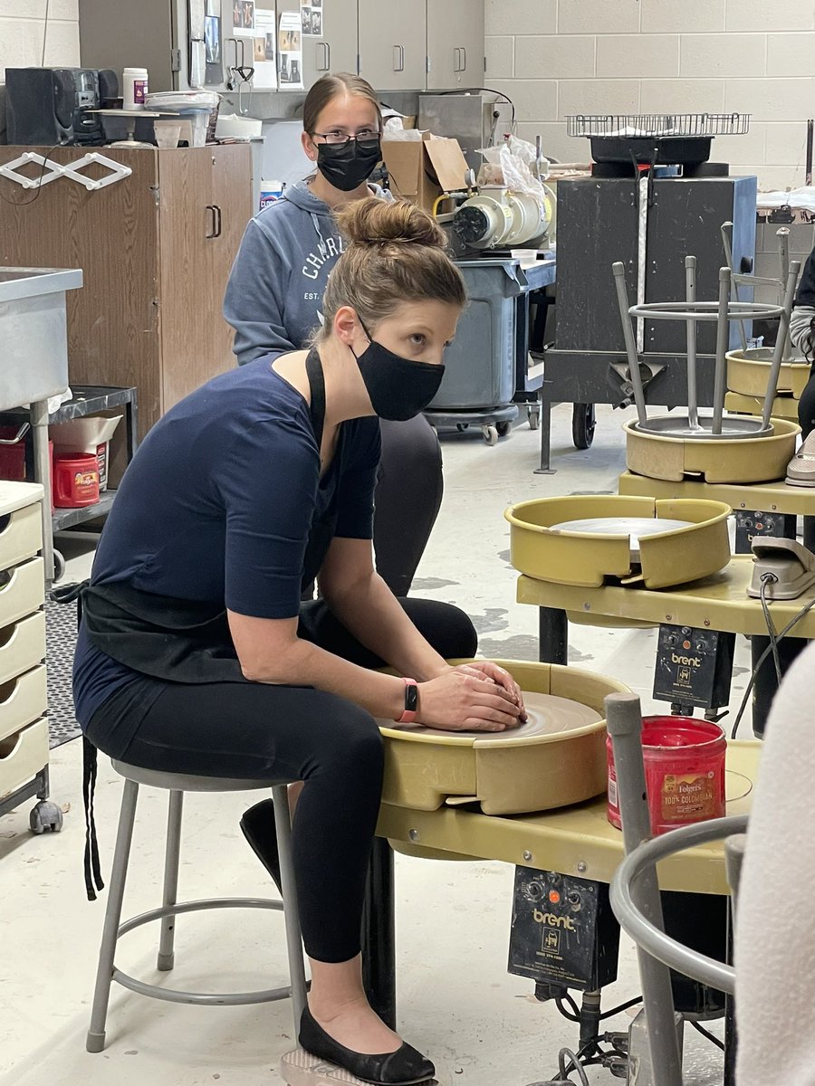 Mr_Burden_TA's tweet image. Day 18: Students learning to make pottery in Ms. Feeney’s class today. #AlwaysLakeOrion #AdminChallenge #180DaysOfLO