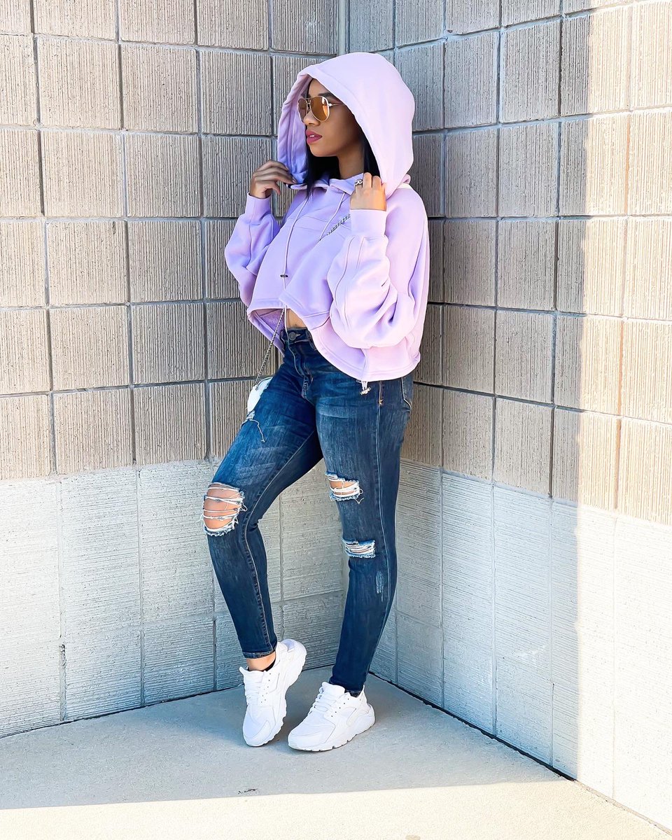 BeautifulEnc's tweet image. Dress down, but make it cute ✨

Confession: I rarely wear jeans and gym shoes together, don’t judge me 😂 but every now and then I like to step out of my comfort zone and switch up. Slayed ✔️

What style combos do you usually avoid or have been trying more of lately?