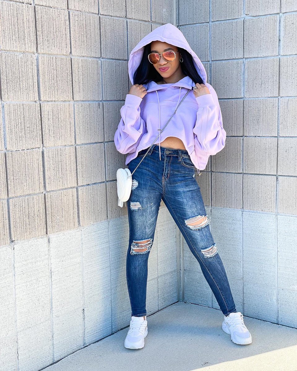 BeautifulEnc's tweet image. Dress down, but make it cute ✨

Confession: I rarely wear jeans and gym shoes together, don’t judge me 😂 but every now and then I like to step out of my comfort zone and switch up. Slayed ✔️

What style combos do you usually avoid or have been trying more of lately?