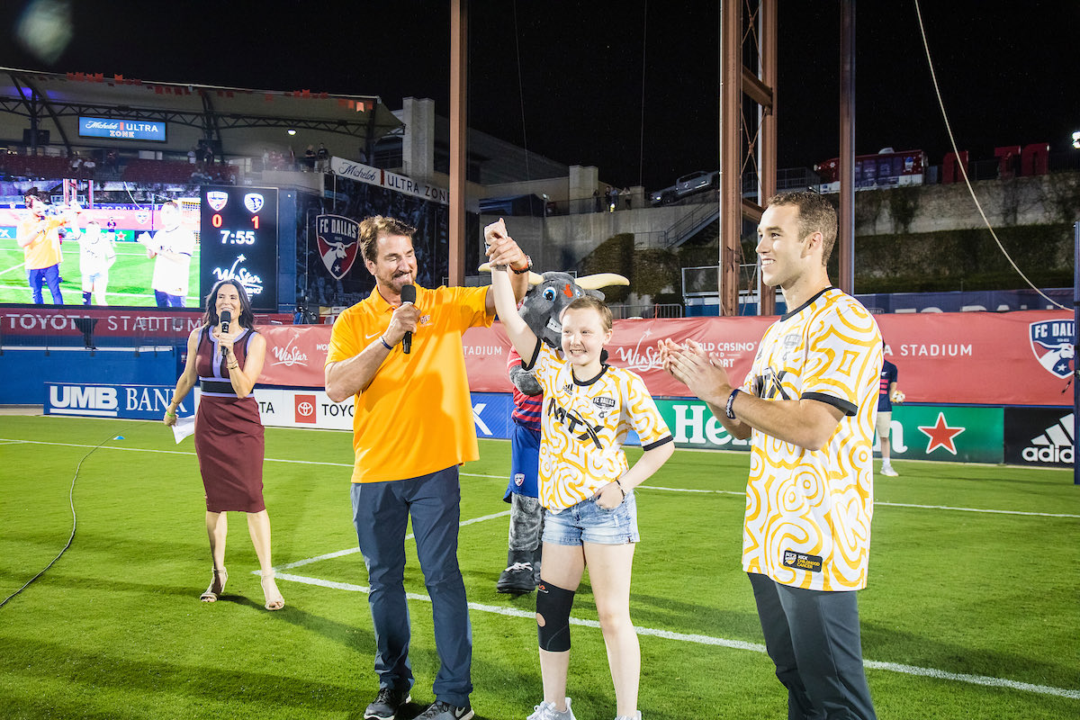 BabeLaufenberg's tweet photo. Both Brynn Moore and I made our halftime kicks, with the help of ⁦@GriffinScott1⁩ Brynn is battling Ewing’s sarcoma and I know a fighter when I see one! Thanks to ⁦@FCDallas⁩ for the $500 donation to the Luke Laufenberg “Fight” Fund ⁦@UTEPFB⁩  #KickKidsCancer https://t.co/BTONKBjUrl