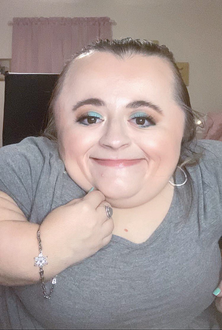 Makeup_Hannah15's tweet photo. Pop 💥 of teal! 💙 #motd💄 #ootd💕 #tealeyeshadow #boldlashes #nudelipcolor #fallmakeup #fullglam #fall2021
#makeupismypassion https://t.co/nSTspJTLM0