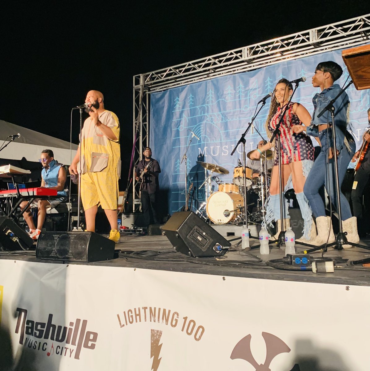 MusCornerNash's tweet photo. We’ve got @LouisYorkMusic AND @TheShindellas on stage right now at #SeptemberShowcase with #MusiciansCorner at #CentennialPark and they’re not slowing down 🎤🔥 https://t.co/PgsQnr5Opl