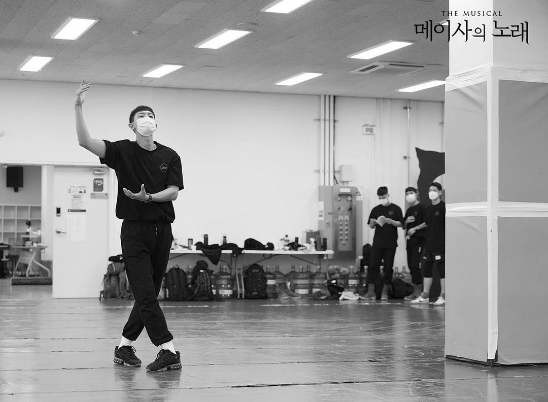 no_loey_no_life's tweet photo. #CHANYEOL Rehearsal Stillcut Preview ❤ #찬열 #메이사의노래 https://t.co/Huo4ZX9nI1