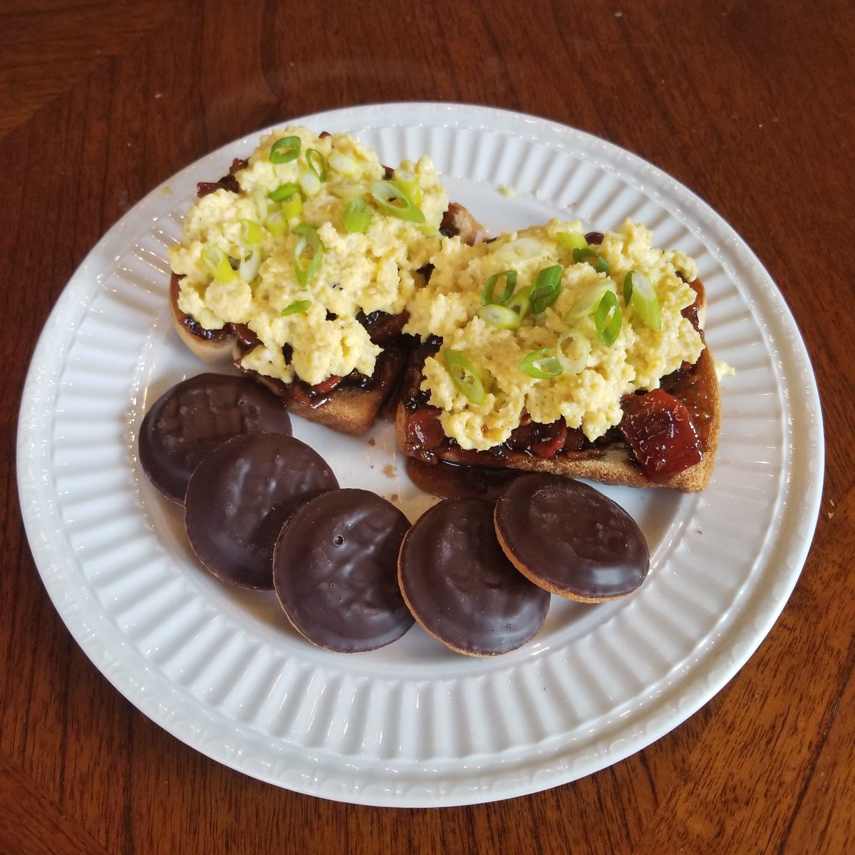 It's not a trend anymore, but I made Gordon Ramsay's bacon jam toast with some ricotta scrambled eggs and some jaffa cakes I got at aldi (I should have gone easier on the bacon jam that stuff is strong, but I still liked it a lot) https://t.co/otRIl4Kkz9