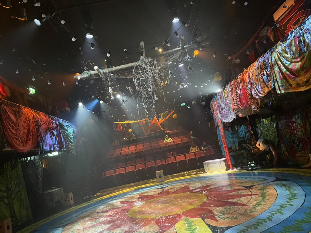 themarkwalsh's tweet photo. Just had to see @OnPippin again before it closes… another incredible performance. If you get a chance to catch it then it will vastly improve your life! #Pippin this setting and version is just awesome 👏🏻 https://t.co/Fq1oZY2uuL