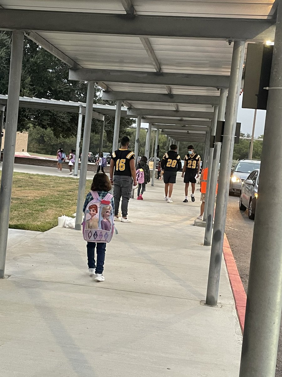 jostPV's tweet photo. We enjoyed having the ECHS football players greeting our students this morning! #pvlionpride #ecisdtweets https://t.co/9PgAyqn1Q8