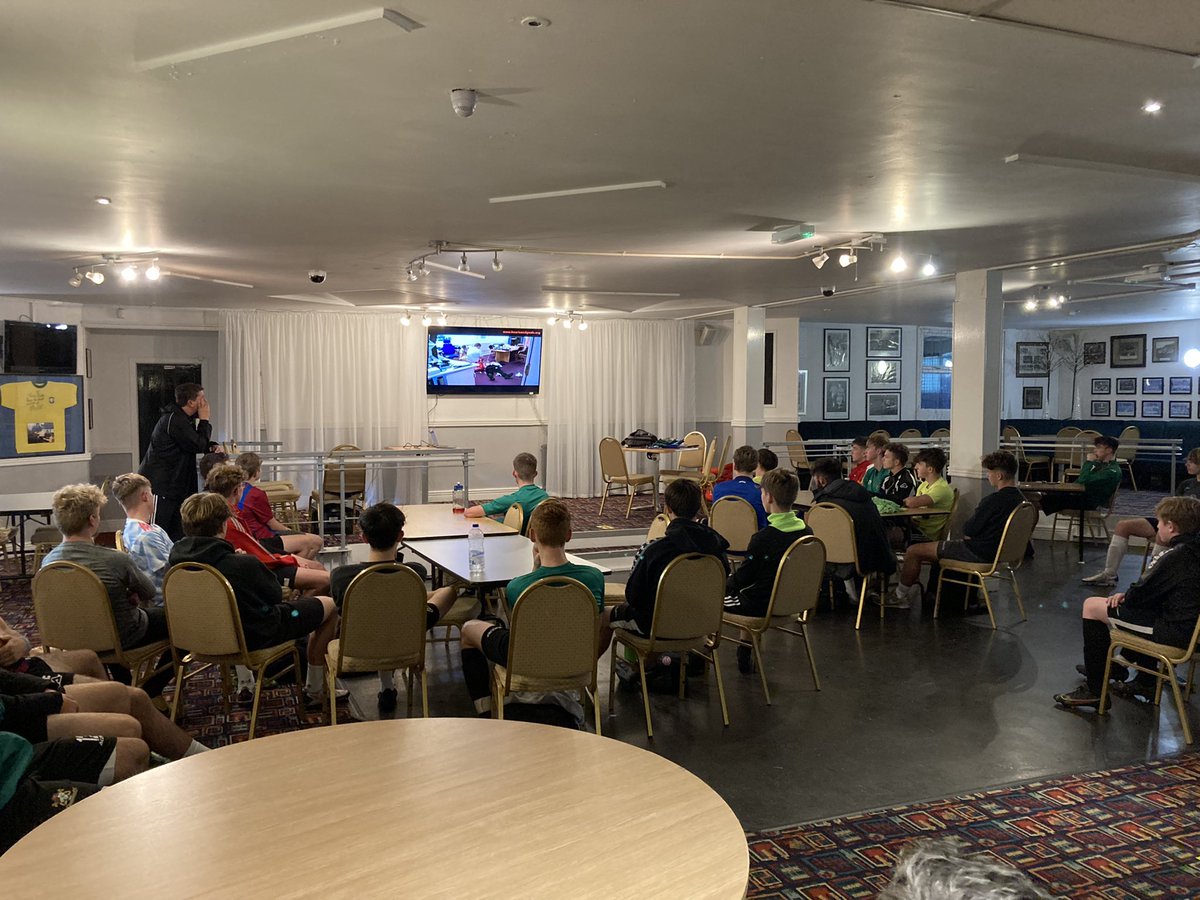 Fantastic ‘Safe a Life’ workshop last night for our academy, delivered by <a href="/FAWales/">FA WALES</a> &amp; <a href="/savealifecymru/">Achub Bywyd Cymru / Save a Life Cymru</a> covering: basic life support, identifying a cardiac arrest and how to use a defibrillator. The players responded really well to the training and learnt some vital life skills! 💚