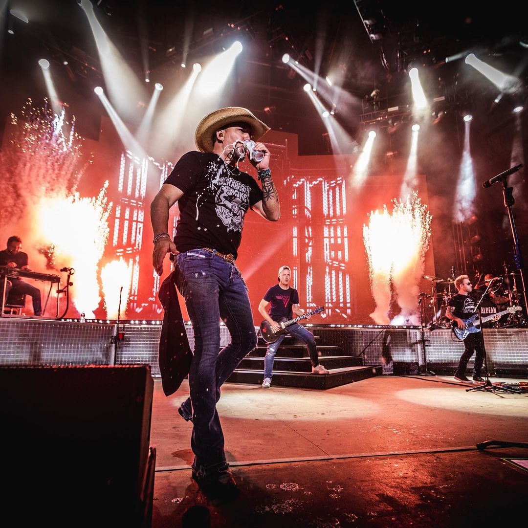 Jason_Aldean's tweet photo. Get ready Phoenix! The 6 String Circus is in town. 🔥 🎸 🎤 🥁 🔥.

📷: @justinmrusek https://t.co/khN2yK4gJO