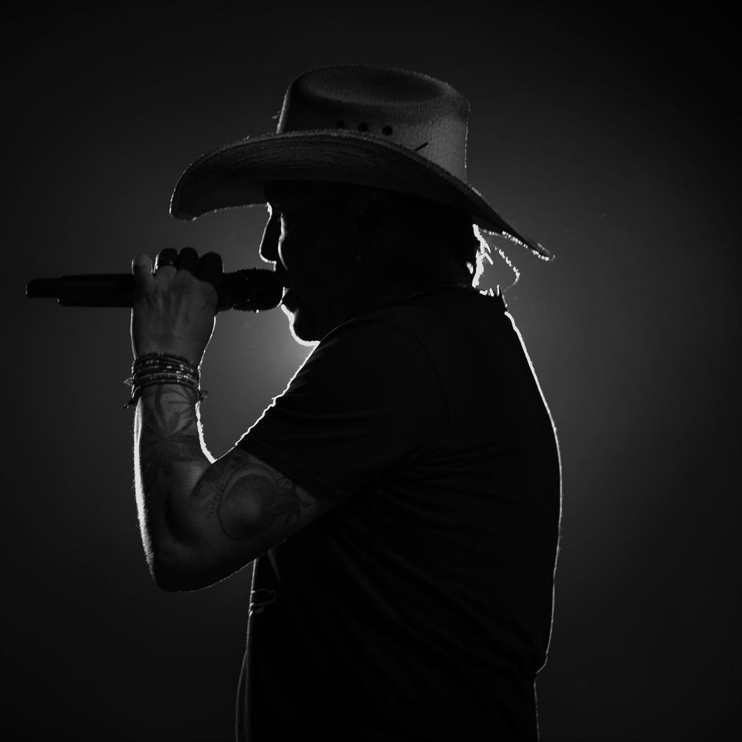 Jason_Aldean's tweet photo. Get ready Phoenix! The 6 String Circus is in town. 🔥 🎸 🎤 🥁 🔥.

📷: @justinmrusek https://t.co/khN2yK4gJO